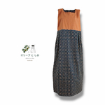 ネイビーのリス柄ジャンパースカート　ブラウン　シームポケット付き　コットン　リーフ　ヒイラギ　マキシ丈　ゆったりサイズ