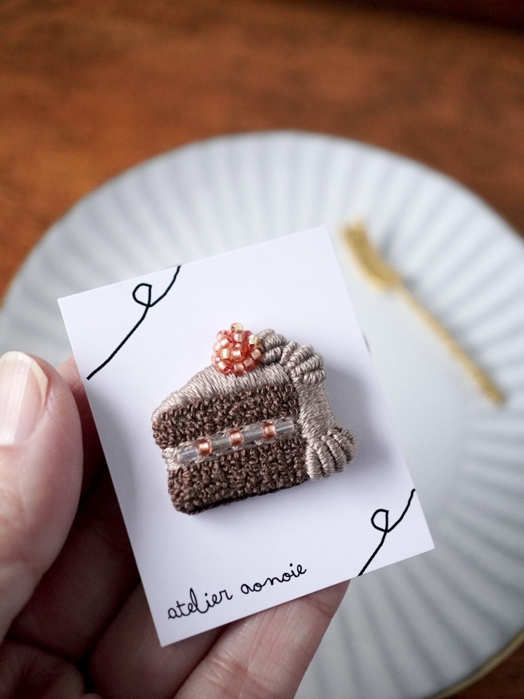 いちごのチョコレートショートケーキ　刺繍とビーズのブローチ 4,260円