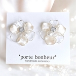 [34]フリルフラワーシルバー(ホワイト)ジルコニア&パールきれいめお花ピアス/イヤリング シンプル キラキラ 艶 華やか お呼ばれ 結婚式