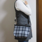 （ウール）チェック柄の30ｃｍファスナーのショルダーカバン♪