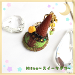 値下げ品！魔女の帽子をかぶったハロウィンアイスキーホルダー(ピスタチオ&チョコアイス)