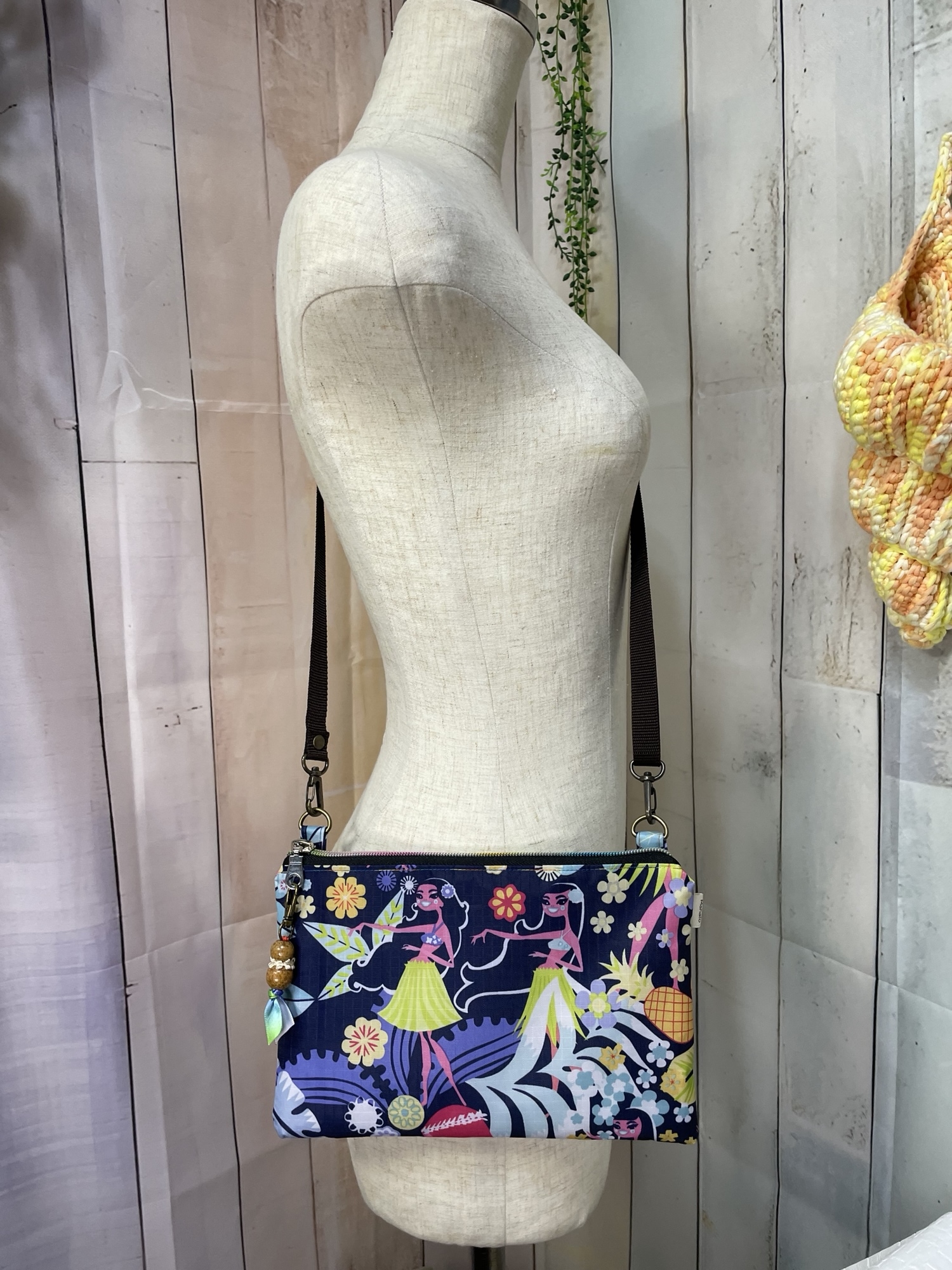 フラガール　サコッシュ ハワイアンキルト パッチワークキルト フラガールのマルチポーチ