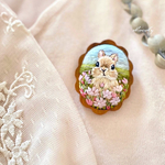 花形木枠の刺繍ブローチ（ブラウン）『コスモス畑のうさぎさん』🐇