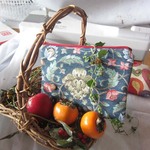 オランダ生地　蓮の花　ポーチ　希望者にボタン付き　通帳入れ　コスメいれ　お薬の手帳入れ