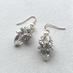 モノトーンなつまみ細工のお花のイヤーアクセサリー
