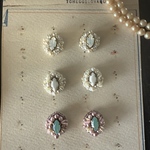 k様専用 ペタル　花びらの様なビジューチタンピアス