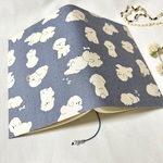 白いふわもこビションフリーゼ　ブックカバー　くすみブルー　A6文庫本サイズ