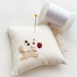 リスのティータイム 刺繍ピンクッション