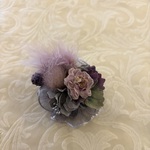 ピンクのフェザーバレッタ　グレーリボン