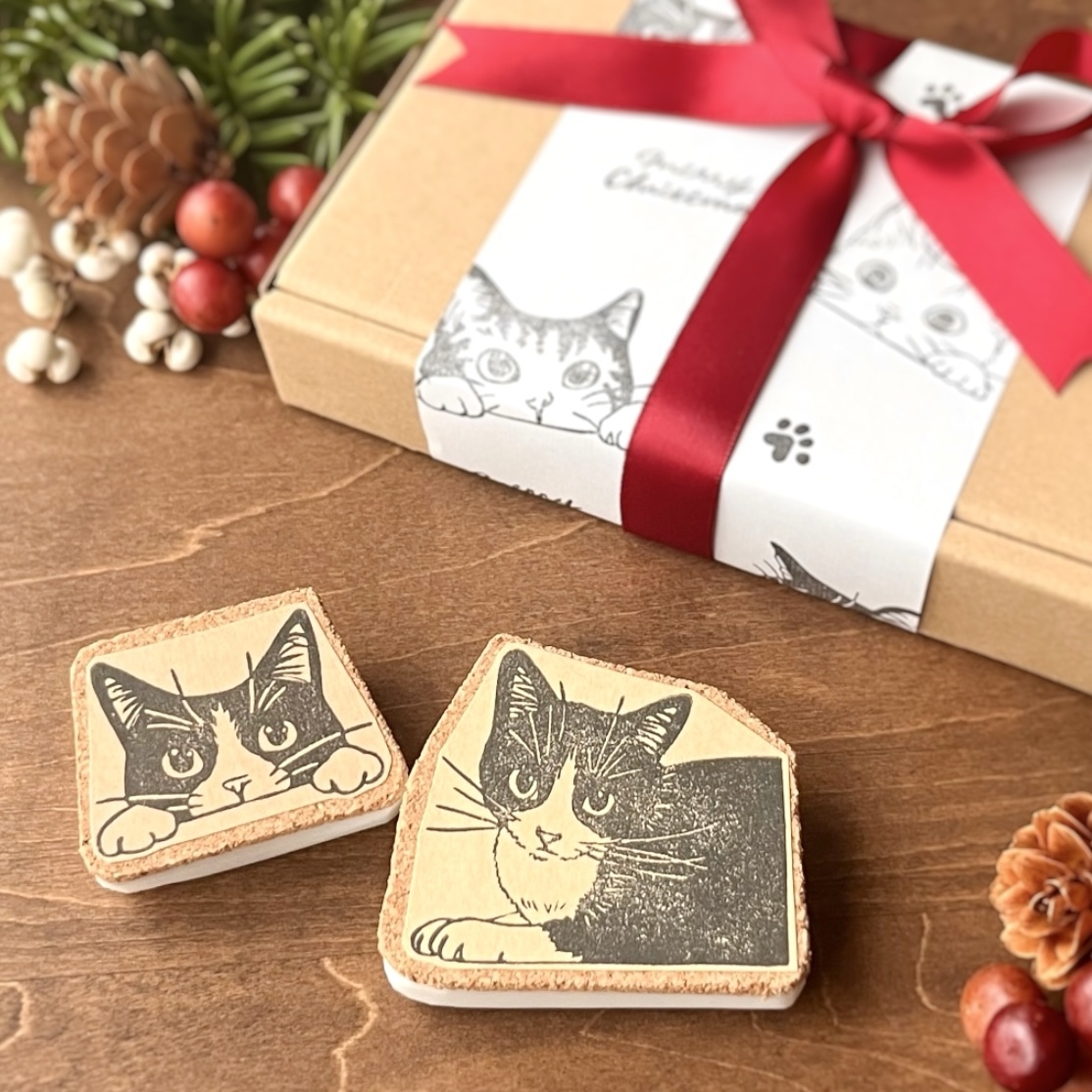 期間限定ラッピング・ハチワレサンタのおくりもの?　ねこ好きさんへのクリスマスギフトセット　ハチワレ猫消しゴムはんこ2点セット（プチギフト・ラッピング対応）