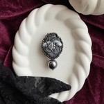 手刺繍ブローチ -闇の鼓動 gunmetal-