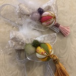 ホワイトリボンと手毬のヘッドドレス