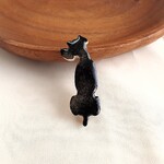 【新色】いぬブローチ　おすわりシュナウザー　いぶし銀ブラック　石粉粘土製　愛犬といつも一緒に　秋冬コーデにも　うちの子　ミニチュアサイズ