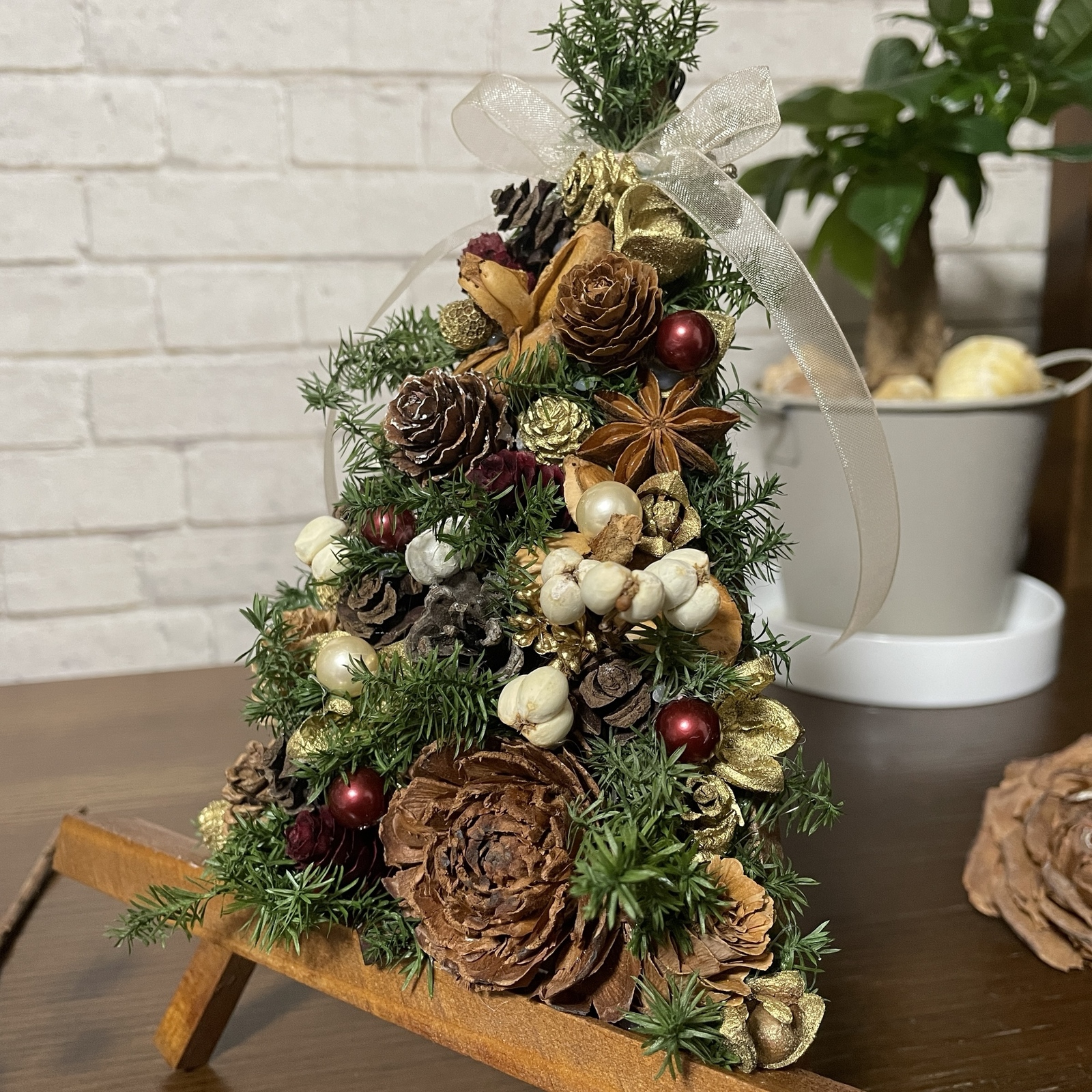 木の実とヒムロスギで作ったクリスマスツリー - Sésame(セザム