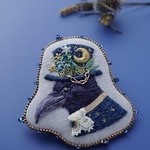手刺繍ブローチ星花咲く帽子を被ったカラス