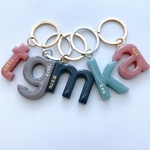 【名入れ無料】イニシャルキーホルダーアルファベットチャーム☆*。イニシャルチャーム/推し活/お祝い　