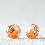 小粒ピアス/イヤリング　オレンジ×ベビーピンク｜レジンアクセサリー｜小粒　小さい　ラウンド　丸　球　クリア　透明　ゴールド　バイカラー　カラフル　薄ピンク　桃色　橙｜ノンホールピアス