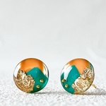 小粒ピアス/イヤリング　グリーン×オレンジ｜レジンアクセサリー｜小粒　小さい　ラウンド　丸　球　クリア　透明　ゴールド　バイカラー　2色　カラフル　緑　橙｜ノンホールピアス