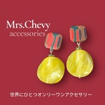 NO.506★マーブルカボション×イエローチャームピアス (イヤリング)★/ レトロ アンティーク  green グリーン 緑 赤 ポリマークレイ 個性的 一点物 秋冬　ブラウン　イエロー 黄色