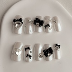 黒リボン🖤ホワイトオーロラ🤍　ネイルチップ　白オーロラ　ブラック　クリスマス　クリスマスネイル　ガーリーネイル　冬ネイル　秋ネイル　ワンホン　ワンホンネイル　韓国　韓国ネイル　成人式　成人式ネイル