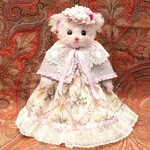 紫のケープとドレスでお洒落をしたテディベア モヘア製テディベア  フランスアンティークの生地やリボン ドレスベア