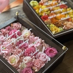 2個セット 結婚式両親贈呈品 プリザーブドフラワーアレンジ 茶枠〈ピンク＆イエローオレンジ〉白文字入れ