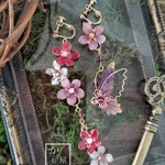 ベリー咲く妖精の森のイヤリング (earrings of butterfly and flower 〜Berry's Sweet Trap〜)