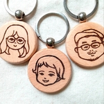 似顔絵　キーホルダー　裏面名前入り　木　チャーム　お名前キーホルダー　記念品　贈り物　名入れギフト　　　　