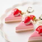 いちごミルクムースケーキキーホルダー