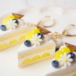 マスカットとブルーベリーのショートケーキキーホルダー（カット）