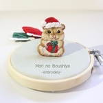 🎩サンタ帽のハムスター刺繍ブローチ【送料無料】　動物刺繍　ハムスターアクセサリー　ハムスターチャーム　ハムスター小物　ハムスターグッズ　秋冬アクセサリー　手刺繍　クリスマス　クリスマスプレゼント