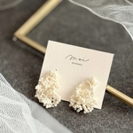 タティングレースとビーズのピアス/イヤリング［kasumisou］霞草 ivory×ivory┊ アイボリー 白 パール調 軽い オケージョン 金具変更無料 ウエディング ブライダル 結婚式  ギフト