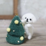 \\ クリスマスツリー捕まえたよ //  羊毛フェルトマスコット　白ペキニーズちゃん