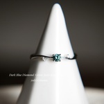 ダークブルーダイヤモンド/ダークグリーンテイストカラー/ひと粒のリング/4月誕生石