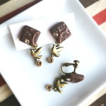 羽ばたく小鳥とチョコレートの 片耳イヤリング
