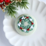 クリスマスリースの刺繍ブローチ