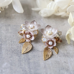 くすみ色の花とbijou＊葉っぱの華やかピアス／イヤリング　（くすみカラー、ベージュ、ブラウン）