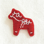 赤いおうまのビーズ刺繍ブローチ