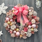 ピンクリース　白のコットンと木の実たっぷりクリスマスリース35㎝直径　アーティフィシャルフラワー使用屋外にもOK　
