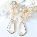 [54]華やかキラキラフラワー(ホワイトラメ)♡2wayお花ピアス/イヤリング 結婚式 ブライダル お呼ばれ ウェディング 個性的 揺れる パール ジルコニア