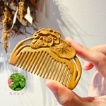 [新作] ミニ 木製 櫛  携帯用 くし ヘアブラシ 檀木 ハス【桃太郎】お守り 静電気防止 美髪 頭皮マッサージ 男女 プレゼント お祝い 簡単収納 コンパクト 母 誕生日 