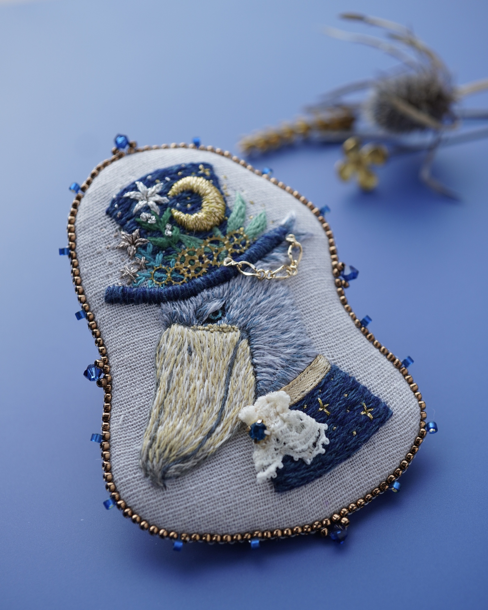 紳士なトリケラトプス 手刺繍ブローチ - Kanipan | minne byGMOペパボ
