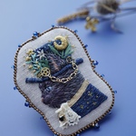 手刺繍ブローチ星花咲く帽子を被った黒猫