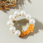 金木犀とコットンパールビーズのサークルブローチ　キンモクセイ/小花/オレンジ色/白色/丸/プレゼント/ギフト/レジン/バッヂ/バッヂ