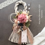 くすみピンクダリアのしめ飾り（グレー）　和モダン　大人ナチュラルなお正月飾り　アーティフィシャルフラワー　造花のリース