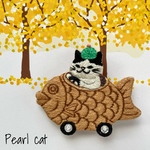 【ご新規様限定／再販】たい焼き猫の刺繍ブローチ【白黒ハチワレ】