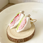 ミニチュア　たっぷりハムサンドのピアス