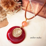 鮮やかレッド＆ゴールドのトリプルリング×サーモンピンクボールのスエードロングペンダント