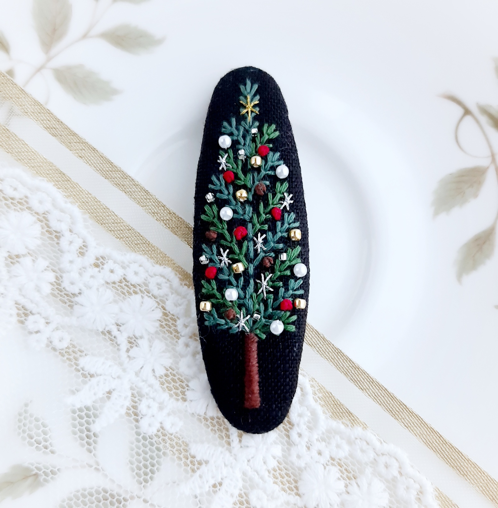 ミモザのリース 刺繍ブローチ 刺繍ヘアゴム くるみボタン - *HISAYORI