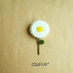 お花のブローチ　ホワイト　手編み　刺繍